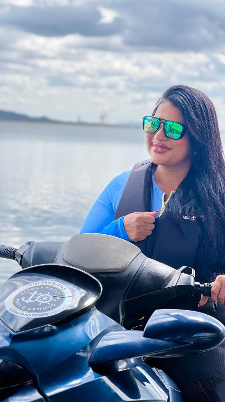 Capitã Jaci pilotando jet ski na escola náutica